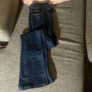 Mörkblå jeans med kontrastsömmar från Cubus.  - Snygga mörkblå jeans med raka ben och kontrastsömmar. Klassisk femficksmodell och normal passform. Perfekta för dig som gillar en enkel och stilren look. Jeansen har en midja som sitter bekvämt och passar till det mesta.