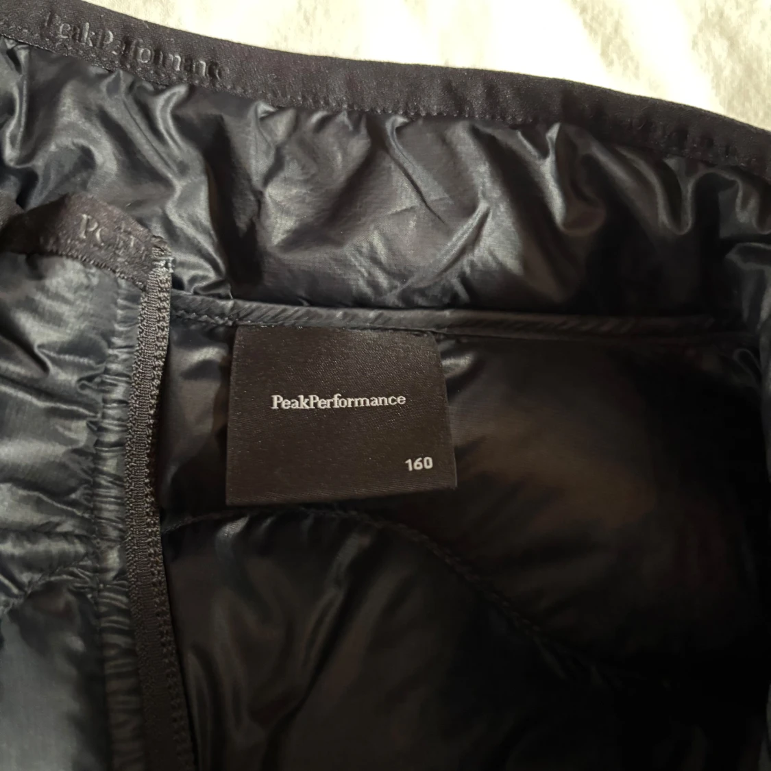 Svart dunjacka Peak Performance 160 - 2