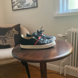 Guiseppe zanotti skor - Tja, säljer mina guiseppe zanotti skor i storlek 42, dom är lite stora i storleken. Skorna är i bra skick men dom har små fläckar på vissa ställen som inte går bort. 