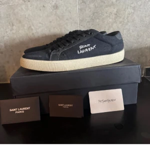 Svarta sneakers från Saint Laurent st.43 - Köpt på sicuro 