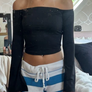 Svart offshoulder tröja - Säljer en svart offshoulder topp med långa ärmar och croppad passform från even & odd. Storlek xs. Använd fåtal gånger så bra skick! Jag är 164 cm lång
