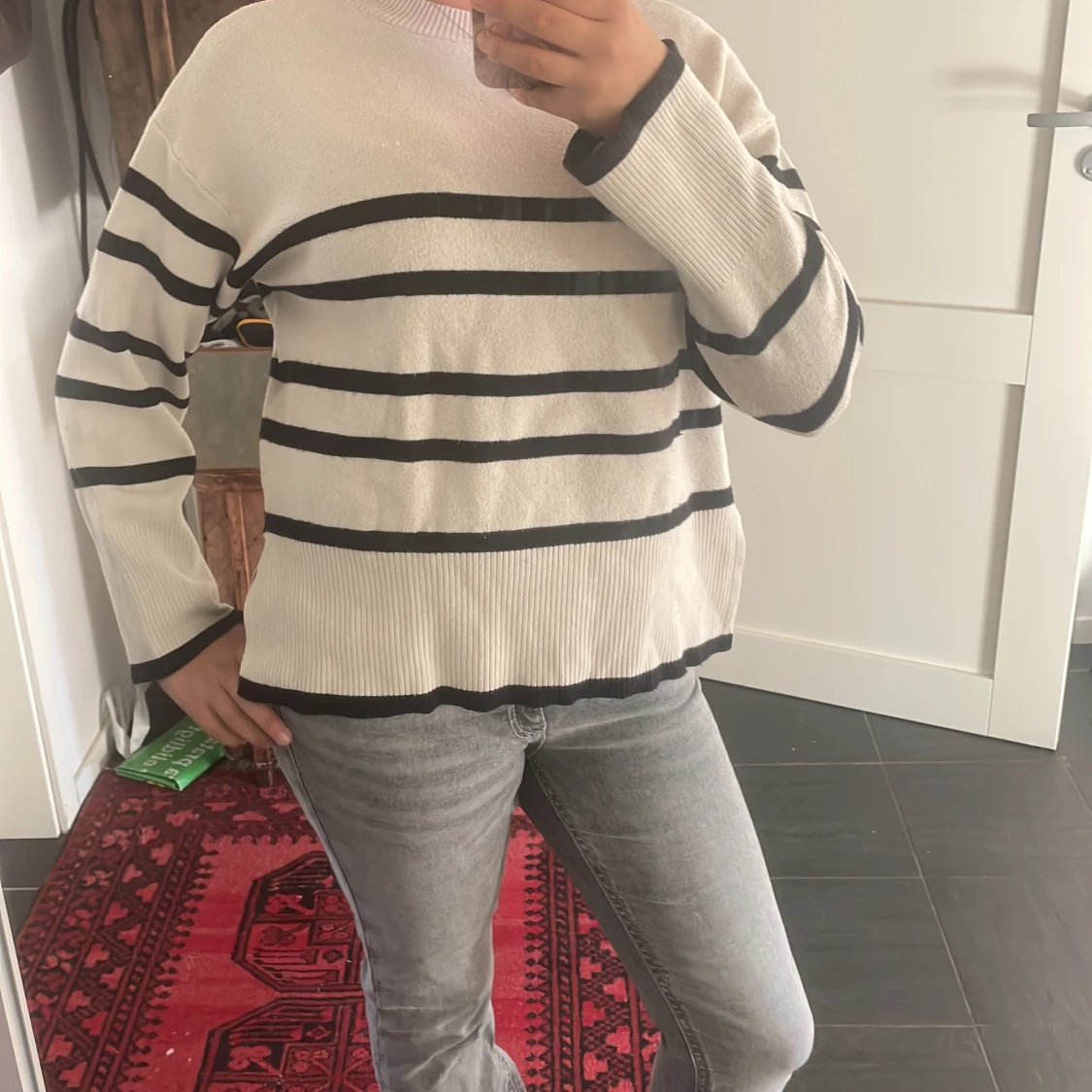 Randig vit och svart stickad tröja