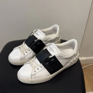 Valentino open - Valentino open skor. Färg svart. Medföljer box och dustbags. Storlek 40 passar 41. Skick 8/10.