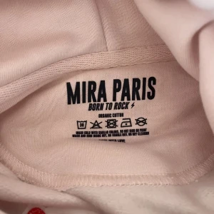 Ljusrosa hoodie från Mira Paris - Snygg ljusrosa hoodie från Mira Paris med tryck i svart och rött på ryggen. Tillverkad i ekologisk bomull och har en klassisk huva. Perfekt för dig som gillar coola statement-plagg med fransk vibe. Skriv för egna bilder! Pris kan diskuteras.