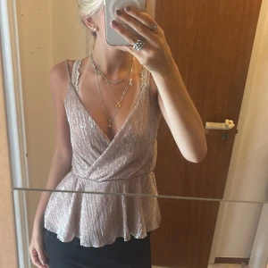 Glittrig omlottopp i silver - Så fin topp perfekt till fest osv💘💘 nästan aldrig använd från Gina 