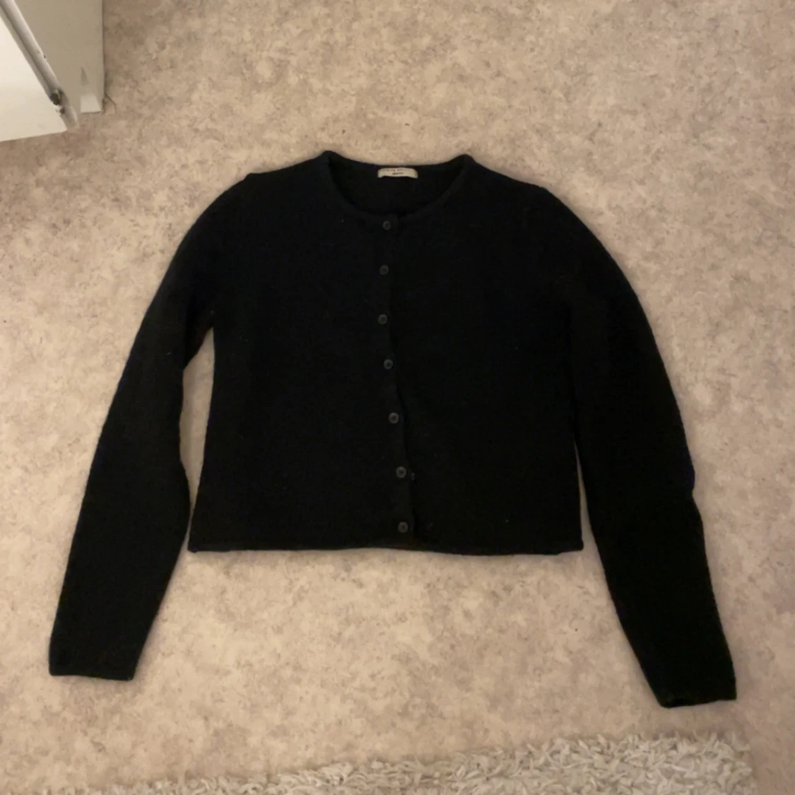 Svart stickad kofta med knappar - 1