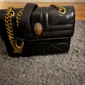 Svart väska - Fick den som en present och vet ej märke men den liknar kurt geiger väskor. Har aldrig använt den då jag bytt till silver och den då inte riktigt matchar,