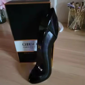 Carolina Herrera Good Girl parfym - INTRESSEKOLL!! Är utomlands så vill bara se om det är någon som är intresserad.💕 Det är en Carolina Herrera parfym, good girl. På förstasidan ser du den med förpackningen och på de andra etiketter så den är självklart äkta! Nypris är 1600. Den är helt oanvänd och har 80 ml. Va inte rädd om att fråga om mer bilder för att få det bekräftat att den är äkta!❤️❤️startpris är 1200 men du får såklart buda va du tycker den är värd.