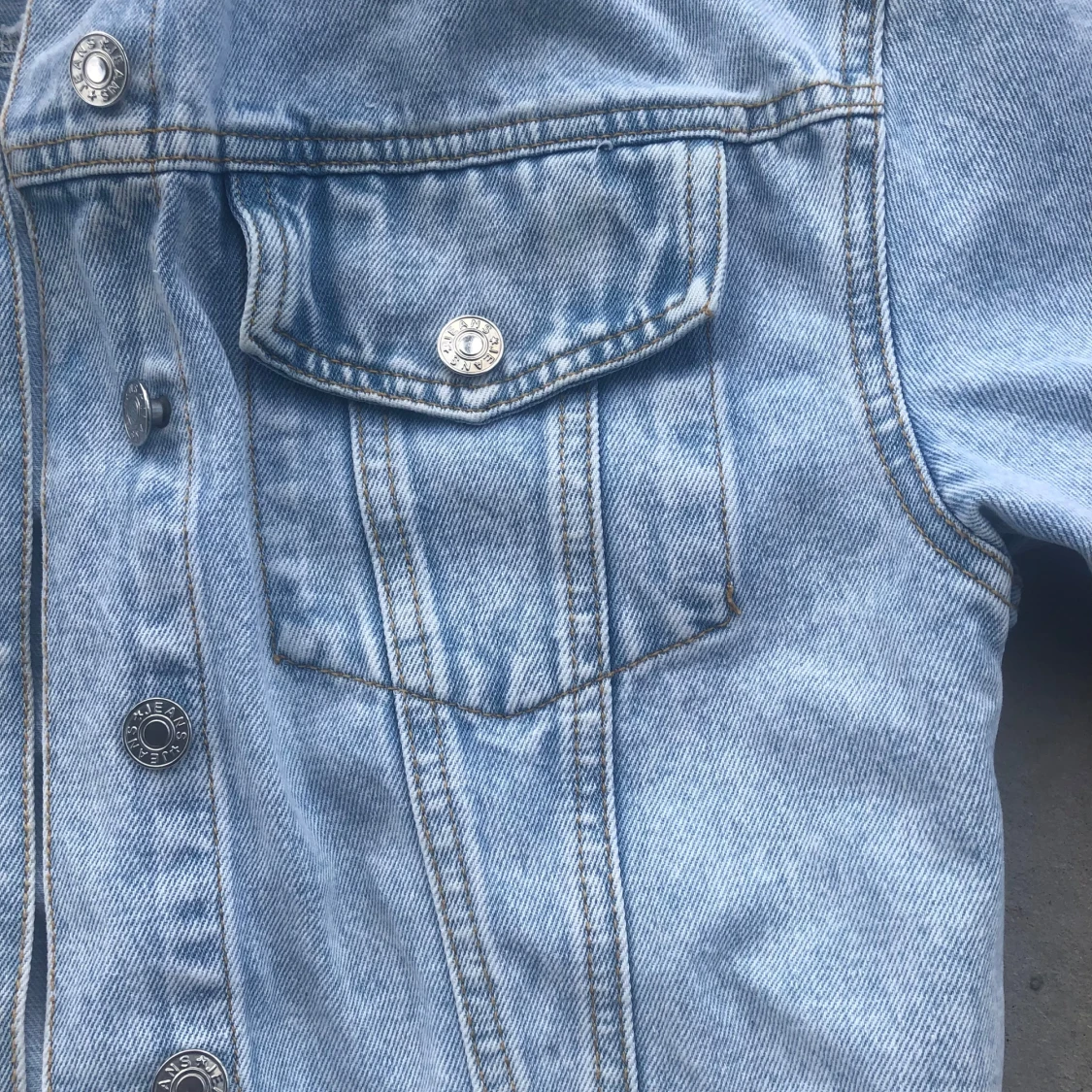 Ljusblå croppad jeansjacka - 1