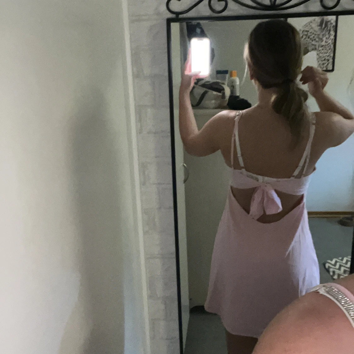 Ljusrosa kort klänning med knyt - 1