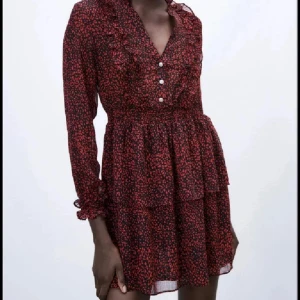 Röd och svart kort volangklänning - Super fin klänning från Zara😊