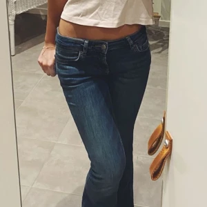 Diesel Jeans  - Snygga lågmidjade jeans från Diesel med unika fickor! I storlek W30 L32 och är i straight passform. För små för mig): Liknar dom på första bilden med färg & passform, inte min bild💞