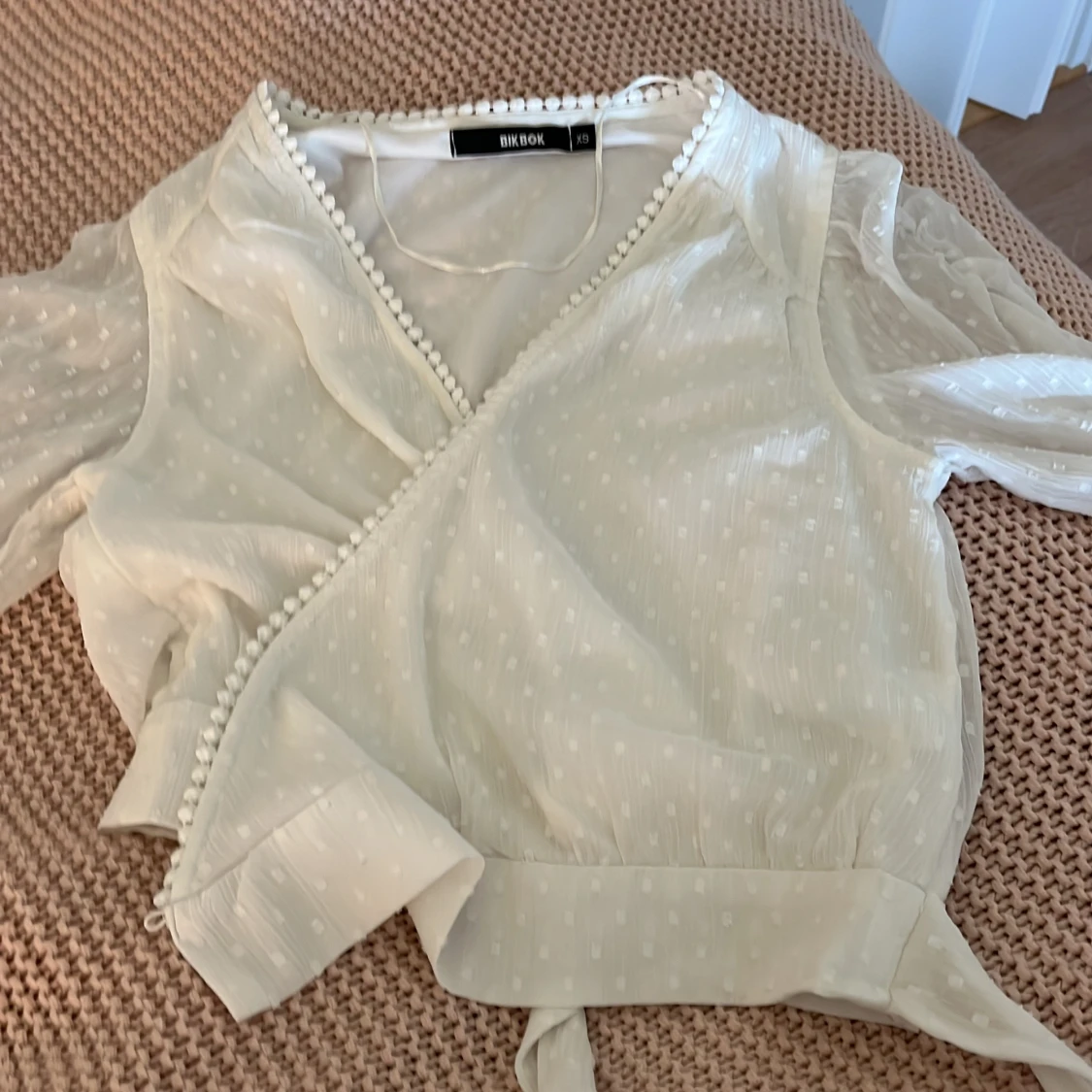 Vit omlottblus från Bik Bok XS - 2