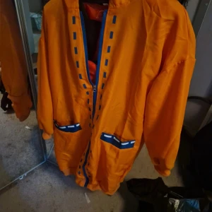 Runa cosplay - Allt förutom peruk och skor! Säljer det trasiga halsbandet med också men det är ju inte viktigt för själva cosplayen eftersom runa aldrig hade det 😊 köpt för ca 500kr på aliexpress. Använd typ 2 gånger, ej tvättad för har inte vågat ifall den skulle gå sönder (strumporna tvättas innan jag skickar) storlek L men passade mig som var typ m/s då. Allt annat är i fint skick förutom halsbandet! Kan gå ner i pris. 