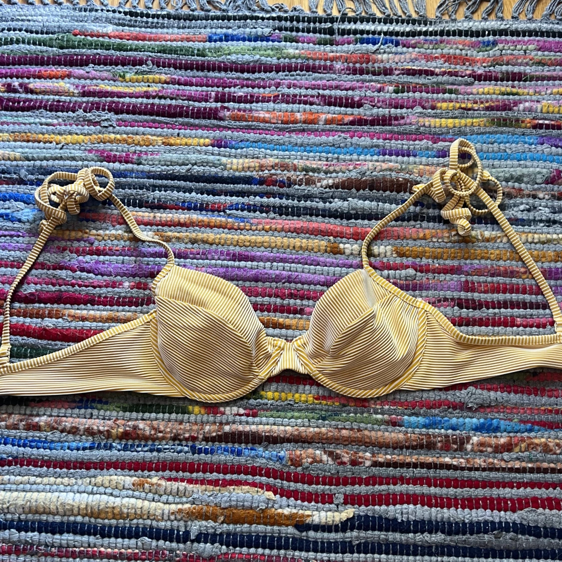 Gulvit randig bikiniöverdel med snörning - 3