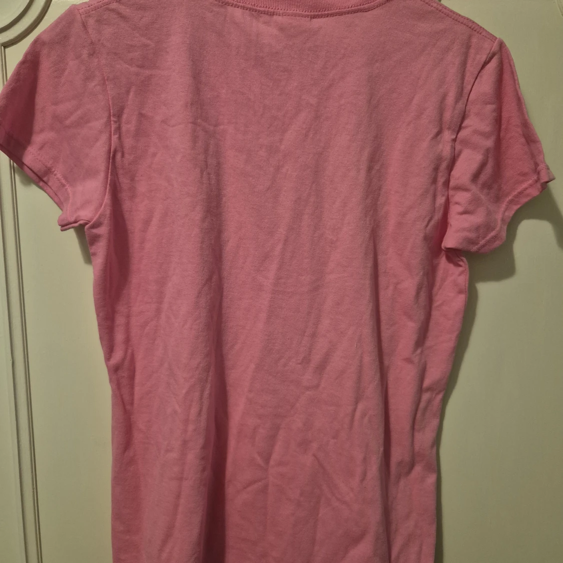 Rosa t-shirt med tryck från Gildan - 1