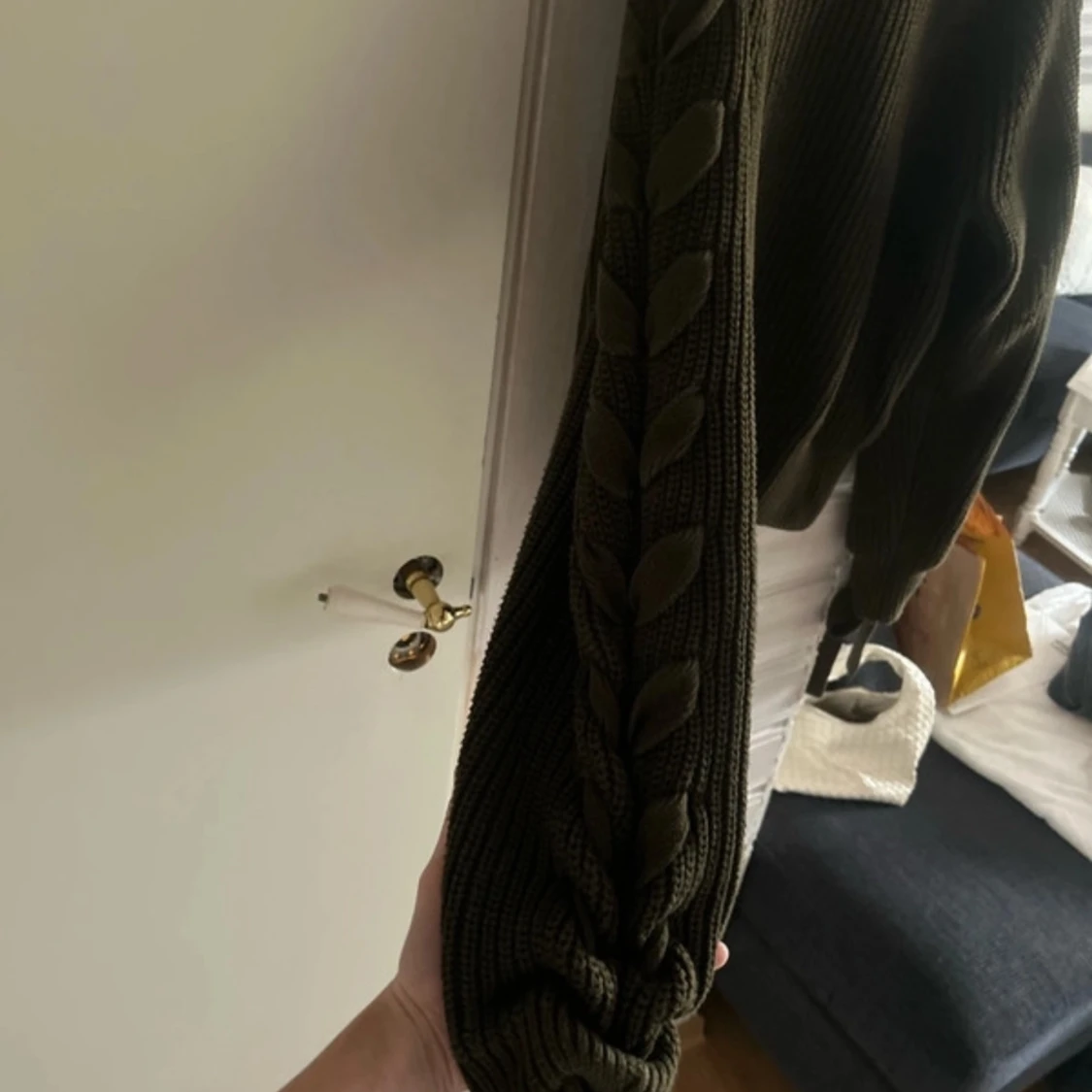 Grön stickad tröja med knytning - 1