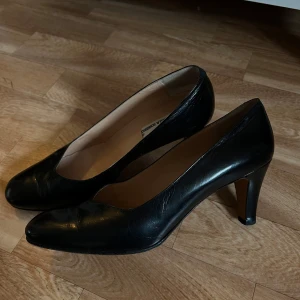 Vintage svarta klackskor - Svarta vintage klackskor, väldigt fint skick från Italien med Italienskt läder! Storlek 40 EU 👠