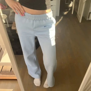 Venderbys mjukisbyxor - Säljer dessa raka mjukisbyxor från venderbys. De är endast använda några få gånger och därför i superbra skick. Perfekta både till sommaren och vintern. Storlek XS/S men skulle säga att de passar allt från xs-m beroende på hur tight man vill att de sitter. Innerbenslängd:72, passar bra i längden på mig som är 165. Tveka inte att höra av er vid frågor och lägg gärna prisförslag 