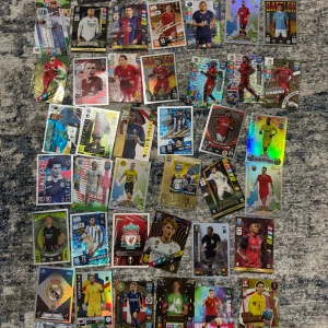 Samling av fotbollskort - Stor samling av fotbollskort med olika spelare och lag. Inkluderar kort från Liverpool FC, Manchester City och andra kända klubbar. Perfekt för samlare eller fotbollsfans som vill utöka sin kollektion.