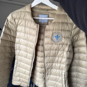 Morris jacka  - Den perfekta jackan nu till våren!🌸 Den är liten i storleken, jag skulle säga att den sitter som en S / liten M🥰väl bevarad och inga defekter finns !