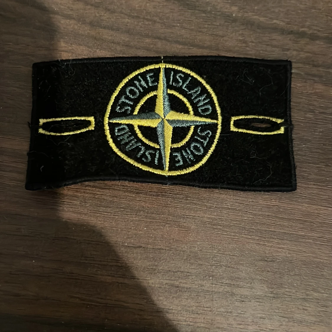 Svart broderad patch från Stone Island
