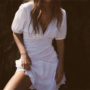 Zara klänning  - Vit somrig klänning från Zara, helt oanvänd med prislapp kvar, köpt från Plick. Passar både till studenten eller sommarn!🌸