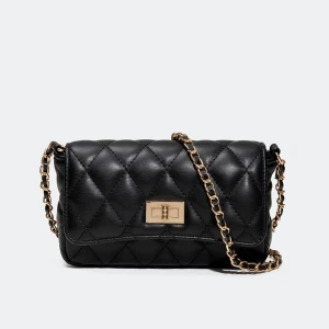 Svart quiltad axelväska - Snygg svart quiltad axelväska med guldfärgad kedja och låsdetalj. Perfekt för att ge en elegant touch till din outfit. Väskan har en praktisk innerficka med dragkedja för extra säkerhet.