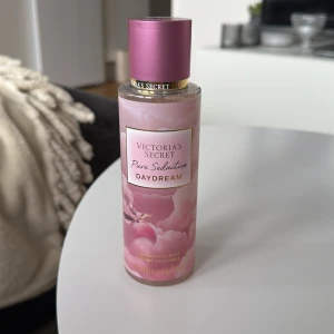 Victoria's Secret Pure Seduction Daydream - Body Mist från Victoria's Secret med doften Pure Seduction Daydream. Endast använd fåtal gånger. Luktar super gott🩷