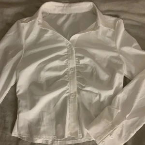 vit skjorta  - säljer för 140kr är i nyskick då den inte passade mig❤️