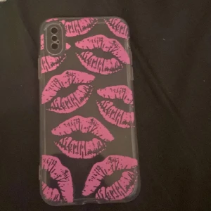 Mobilskal med läppmotiv för iPhone xs/x - Säljer detta mobilskal då jag hann köpa ny mobil innan jag fick hem de. Helt oanvänt och ligger kvar i förpackningen. Minns inte hur mycket jag köpte det för men de var från SHEIN så lär varit billigt💗