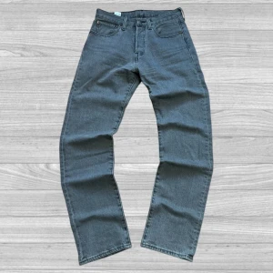 Levis 501 jeans  - Säljer ett par klassiska Levis 501 jeans i blå denim. De har en rak passform och är midwaist. Perfekta för en avslappnad stil. Jeansens ikoniska design med fem fickor och knappgylf gör dem tidlösa.