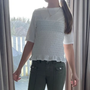 Vit ribbad blus - Vit smockad topp 