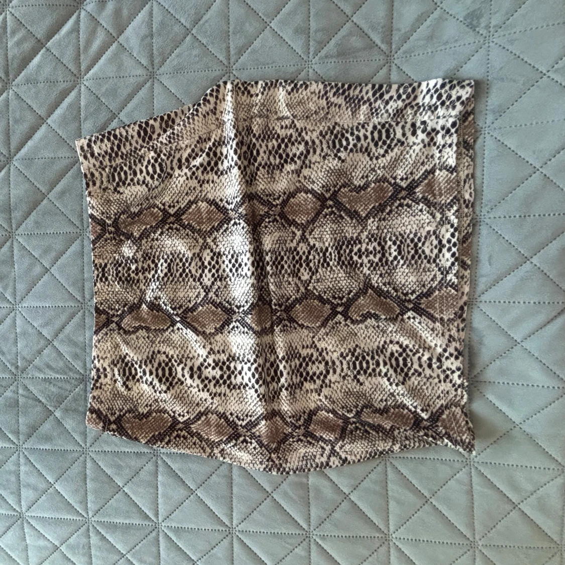 Kjol med ormmönster