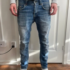Dondup Jeans - Dondup Jeans | skick 9/10 | storlek W30 (Killen på bilden är 170) Fler frågor? Kontakta oss! |