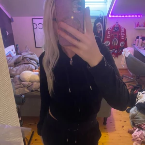 Svart juicy tröja - Säljer min svarta juicy tröja då den ej kommer till användning, storlek S.