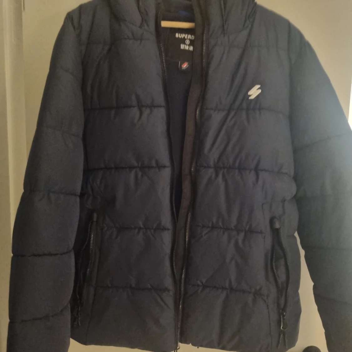 Mörkblå pufferjacka från Superdry