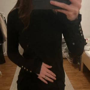 Svart långärmad tröja med knappar - Fint stickad tröja från Zara med guldiga detaljer