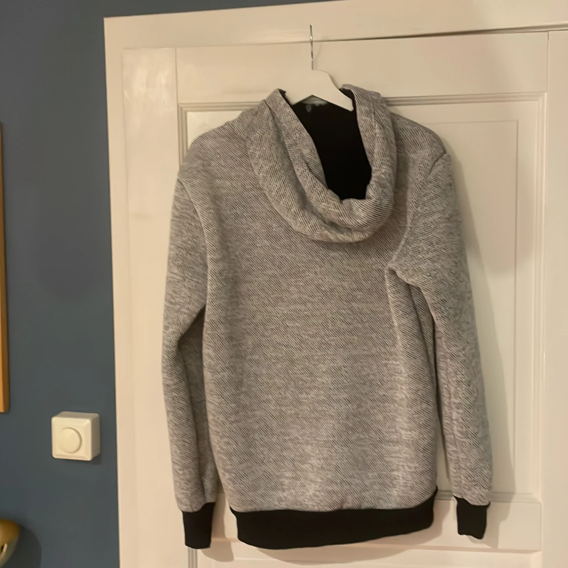 Grå och svart jacka/hoodie från Smog - 1