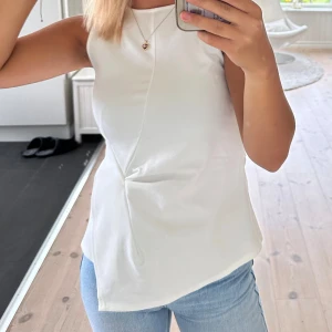 Topp från bikbok - Säljer nu denna vita topp från bikbok då den inte kommer till använing:)