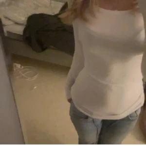 Vit intimissimi tröja - Säljer en stilren vit långärmad topp med en tight passform. Perfekt för en enkel och snygg look. Passar bra till jeans eller kjol. Sitter som xs/s. Köpt här på plick.