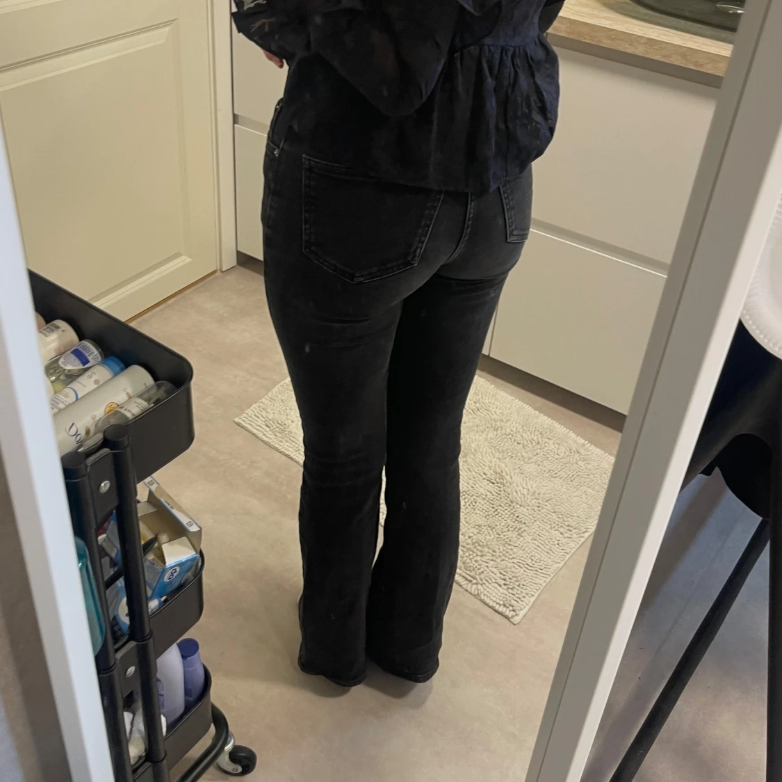 Svarta bootcut jeans - 3