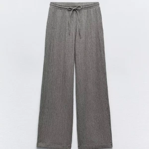 Zara Grå linne byxor med knytband storlek S -  Fins sommar byxor har aldrig använt helt ny inga defekter. Byxorna har en rak fint pasform. slutsåld helt överallt