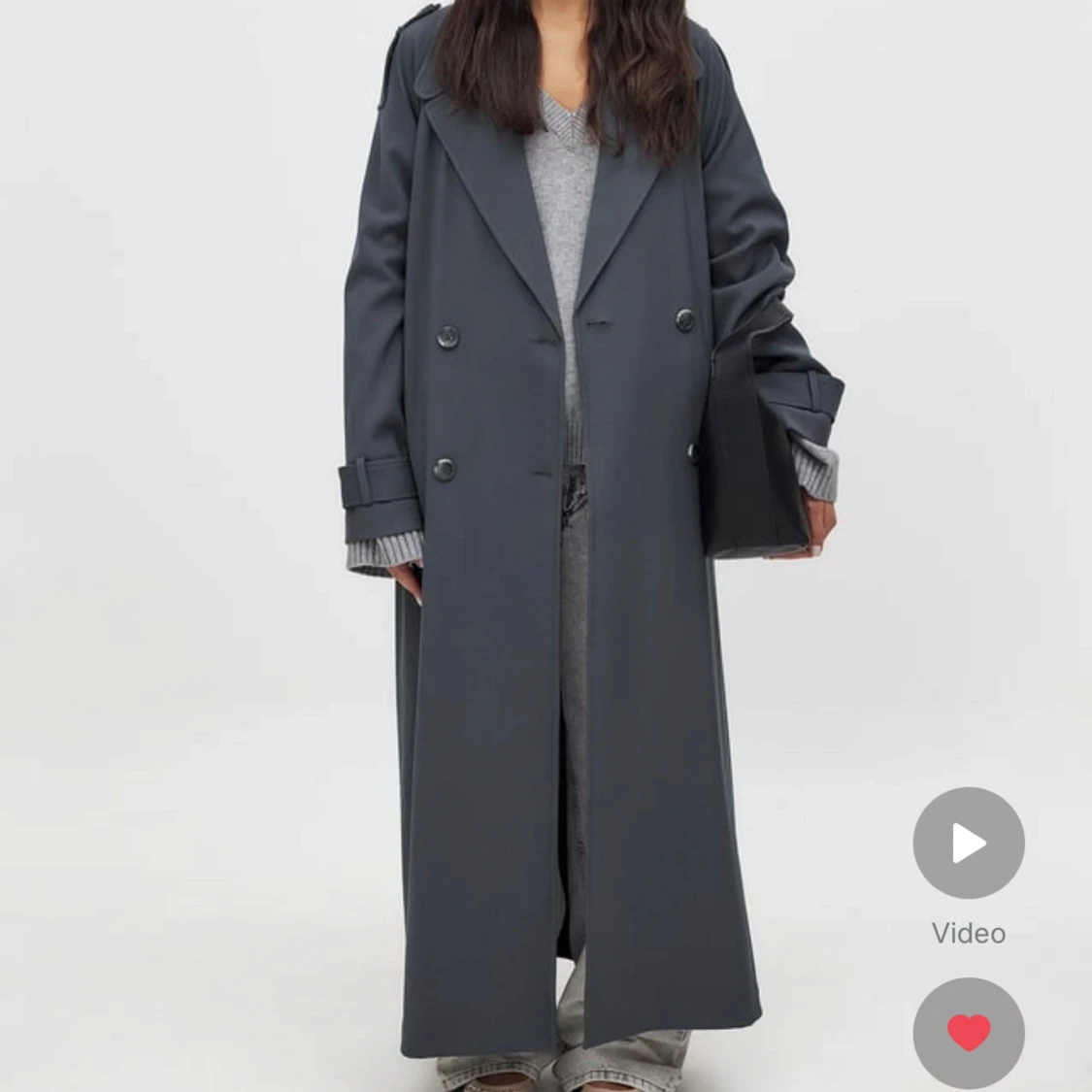 grå trenchcoat 