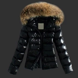 Svart glansig dunjacka med pälsdetalj - Snygg svart glansig dunjacka med en stor huva kantad av brun päls. Jackan har en dragkedja framtill och är perfekt för kalla vinterdagar. Den quiltade designen ger extra värme och stil.