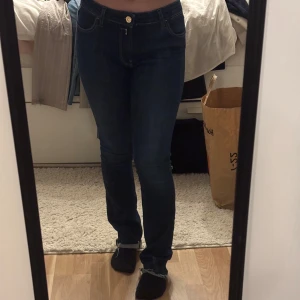 Mörkblå utsvängda jeans från Replay - Säljer ett par straight/utsvängda mörkblå jeans från Replay. De är tighta och har en låg/mellan midja med klassisk femficksdesign. Perfekta för en stilren look.