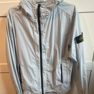 Stone island windbreaker - Hej! Jag säljer nu min stone island windbreaker/regnjacka/jacka. Storleken är M och skicket är mycket bra. Ny pris: 6000, mitt pris: 1599. Hör av dig vid minsta fundering!😁