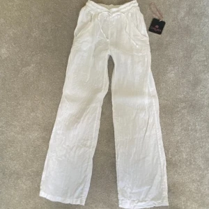 Vita linnebyxor - Ett par jätte fina linnebyxor perfekta till sommaren, jätte bra skick inga defekter storlek XXS men sitter som XS-S.💗