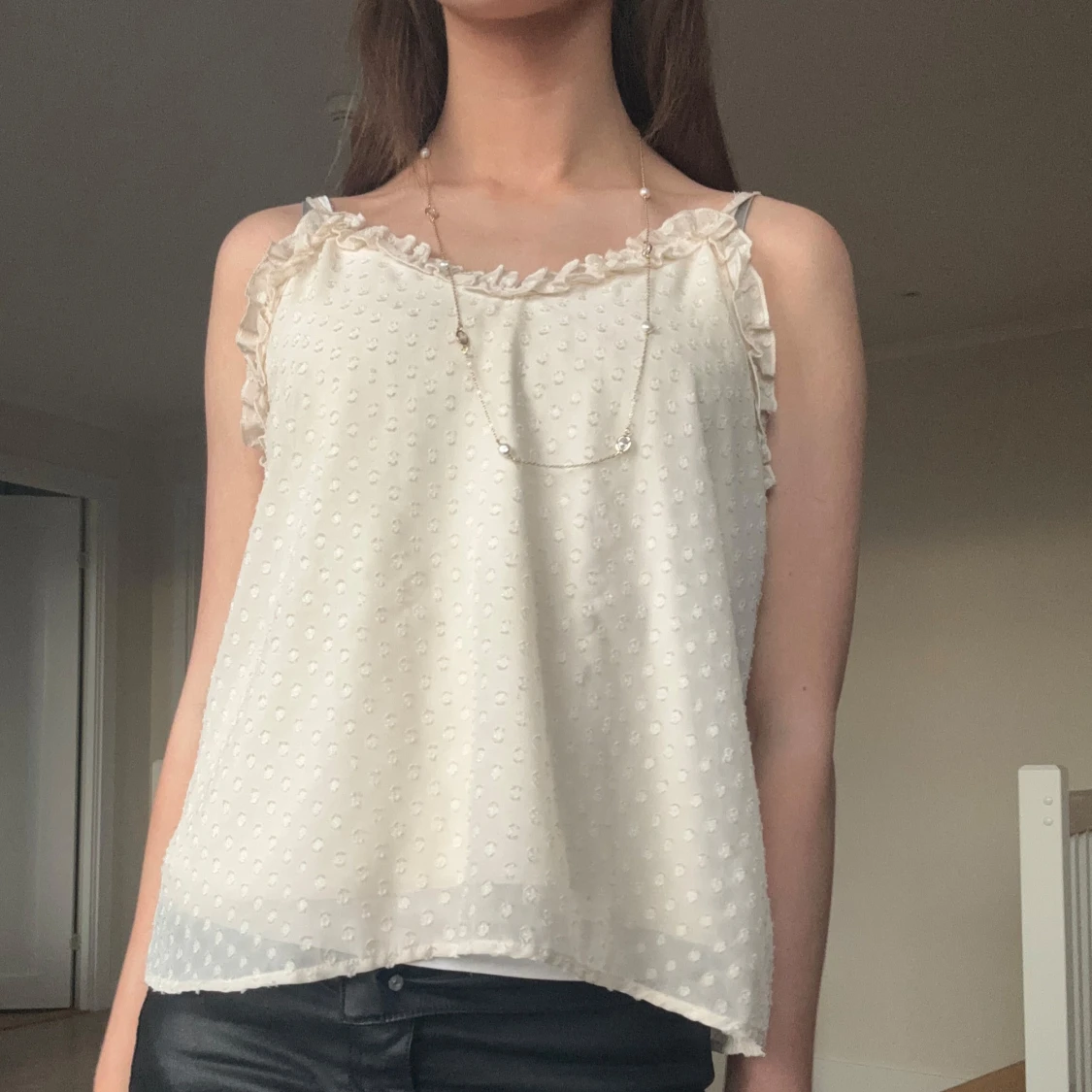Vit prickig linnetopp med volangdetaljer - 1