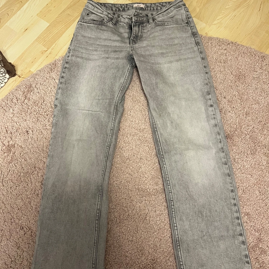 Grå lågmidjade jeans från Nelly - 4